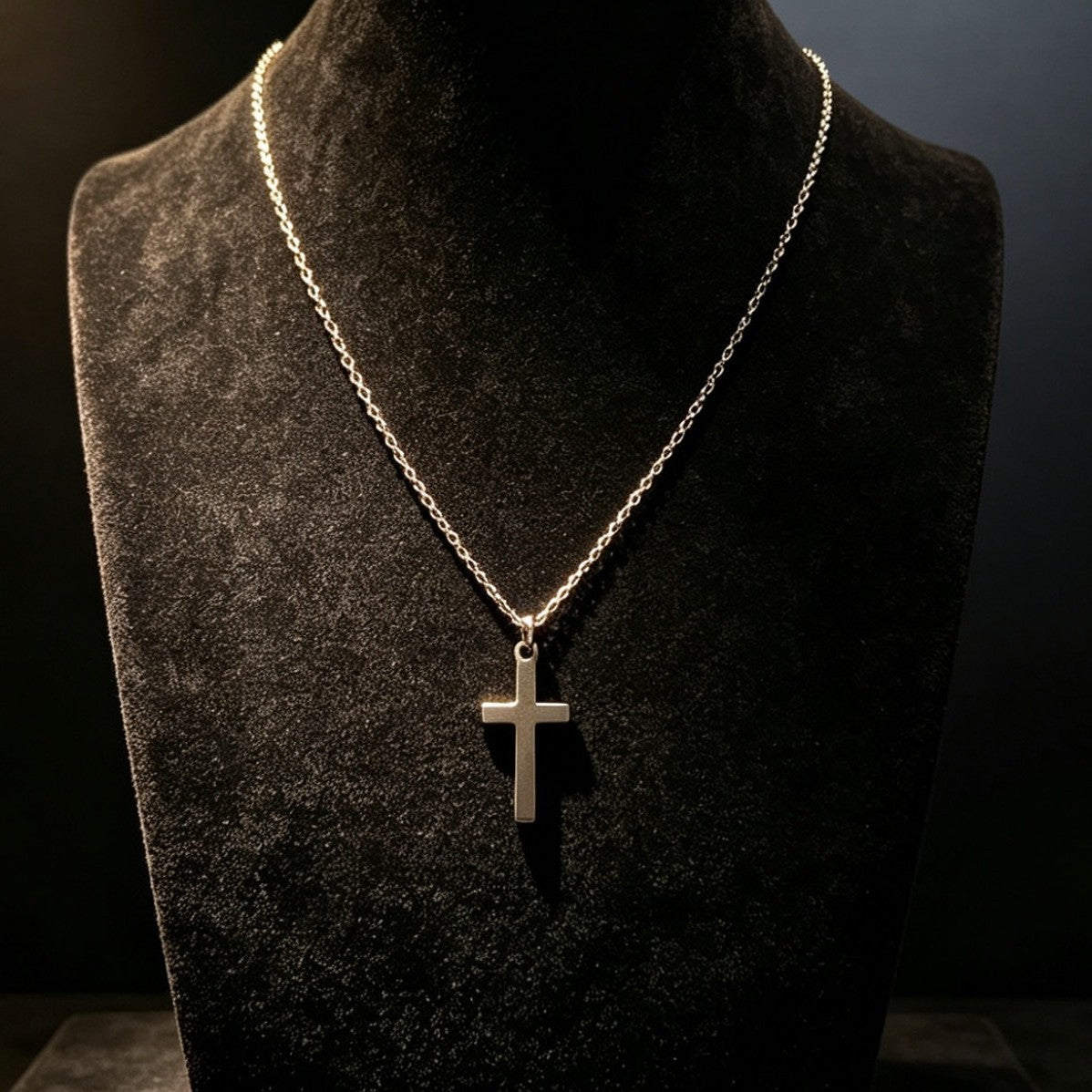 Minimalistyczny naszyjnik ze stali tytanowej z krzyżykiem